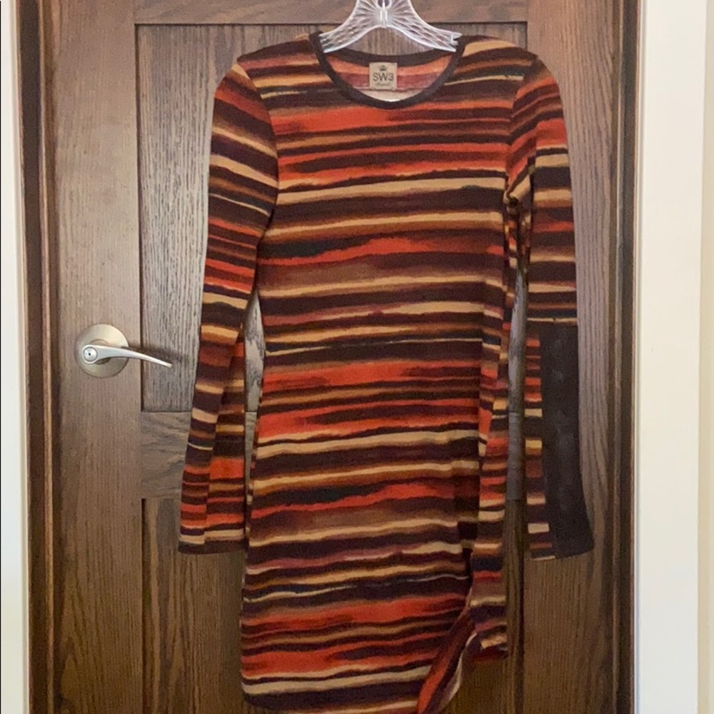 Cute long fitting shirt with suede arms